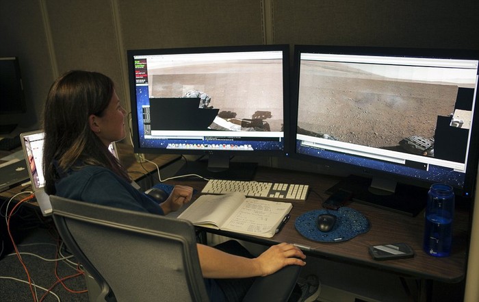 Nhân viên của NASA theo dõi tàu Curiosity hoạt động